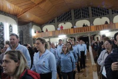 Nem a Chuva atrapalhou a FÃ© dos filhos de Nossa Senhora, que lotaram o SantuÃ¡rio para o Ãºltimo dia da Novena da Padroeira