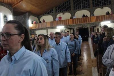 Nem a Chuva atrapalhou a FÃ© dos filhos de Nossa Senhora, que lotaram o SantuÃ¡rio para o Ãºltimo dia da Novena da Padroeira
