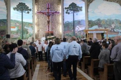 Nem a Chuva atrapalhou a FÃ© dos filhos de Nossa Senhora, que lotaram o SantuÃ¡rio para o Ãºltimo dia da Novena da Padroeira
