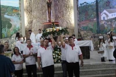 Nem a Chuva atrapalhou a FÃ© dos filhos de Nossa Senhora, que lotaram o SantuÃ¡rio para o Ãºltimo dia da Novena da Padroeira