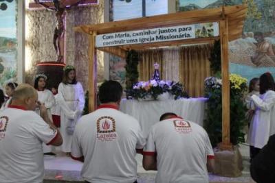 Nem a Chuva atrapalhou a FÃ© dos filhos de Nossa Senhora, que lotaram o SantuÃ¡rio para o Ãºltimo dia da Novena da Padroeira