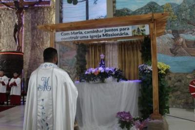 Nem a Chuva atrapalhou a FÃ© dos filhos de Nossa Senhora, que lotaram o SantuÃ¡rio para o Ãºltimo dia da Novena da Padroeira