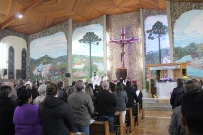 Nem a Chuva atrapalhou a FÃ© dos filhos de Nossa Senhora, que lotaram o SantuÃ¡rio para o Ãºltimo dia da Novena da Padroeira