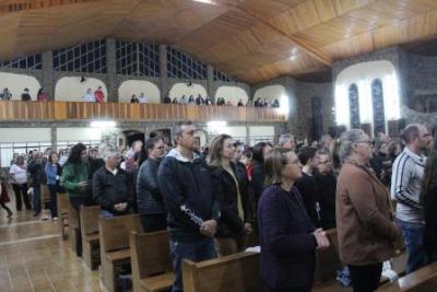Nem a Chuva atrapalhou a FÃ© dos filhos de Nossa Senhora, que lotaram o SantuÃ¡rio para o Ãºltimo dia da Novena da Padroeira