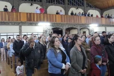 Nem a Chuva atrapalhou a FÃ© dos filhos de Nossa Senhora, que lotaram o SantuÃ¡rio para o Ãºltimo dia da Novena da Padroeira