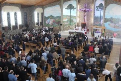 Nem a Chuva atrapalhou a FÃ© dos filhos de Nossa Senhora, que lotaram o SantuÃ¡rio para o Ãºltimo dia da Novena da Padroeira