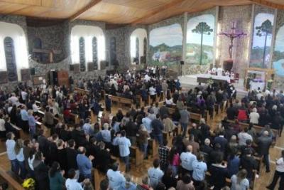 Nem a Chuva atrapalhou a FÃ© dos filhos de Nossa Senhora, que lotaram o SantuÃ¡rio para o Ãºltimo dia da Novena da Padroeira
