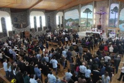 Nem a Chuva atrapalhou a FÃ© dos filhos de Nossa Senhora, que lotaram o SantuÃ¡rio para o Ãºltimo dia da Novena da Padroeira
