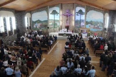 Nem a Chuva atrapalhou a FÃ© dos filhos de Nossa Senhora, que lotaram o SantuÃ¡rio para o Ãºltimo dia da Novena da Padroeira