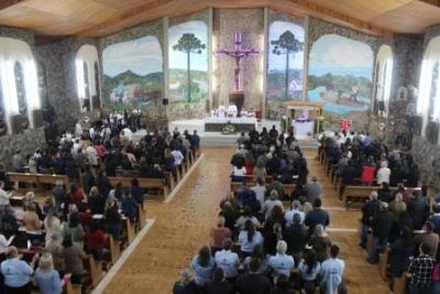 Nem a Chuva atrapalhou a FÃ© dos filhos de Nossa Senhora, que lotaram o SantuÃ¡rio para o Ãºltimo dia da Novena da Padroeira