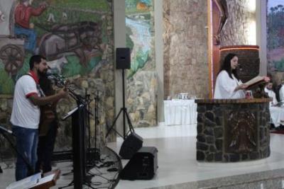 Nem a Chuva atrapalhou a FÃ© dos filhos de Nossa Senhora, que lotaram o SantuÃ¡rio para o Ãºltimo dia da Novena da Padroeira