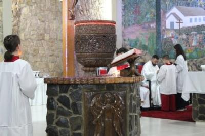 Nem a Chuva atrapalhou a FÃ© dos filhos de Nossa Senhora, que lotaram o SantuÃ¡rio para o Ãºltimo dia da Novena da Padroeira