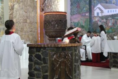 Nem a Chuva atrapalhou a FÃ© dos filhos de Nossa Senhora, que lotaram o SantuÃ¡rio para o Ãºltimo dia da Novena da Padroeira
