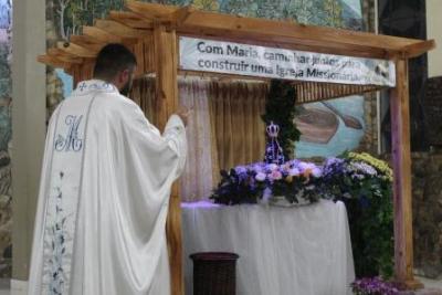 Nem a Chuva atrapalhou a FÃ© dos filhos de Nossa Senhora, que lotaram o SantuÃ¡rio para o Ãºltimo dia da Novena da Padroeira
