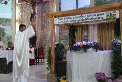 Nem a Chuva atrapalhou a FÃ© dos filhos de Nossa Senhora, que lotaram o SantuÃ¡rio para o Ãºltimo dia da Novena da Padroeira