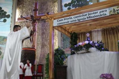 Nem a Chuva atrapalhou a FÃ© dos filhos de Nossa Senhora, que lotaram o SantuÃ¡rio para o Ãºltimo dia da Novena da Padroeira