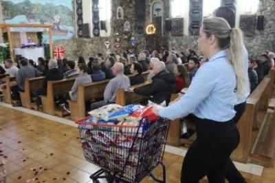 Nem a Chuva atrapalhou a FÃ© dos filhos de Nossa Senhora, que lotaram o SantuÃ¡rio para o Ãºltimo dia da Novena da Padroeira