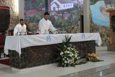 Nem a Chuva atrapalhou a FÃ© dos filhos de Nossa Senhora, que lotaram o SantuÃ¡rio para o Ãºltimo dia da Novena da Padroeira