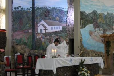 Nem a Chuva atrapalhou a FÃ© dos filhos de Nossa Senhora, que lotaram o SantuÃ¡rio para o Ãºltimo dia da Novena da Padroeira