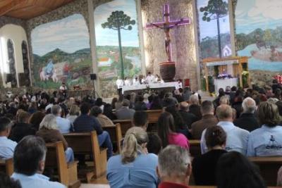 Nem a Chuva atrapalhou a FÃ© dos filhos de Nossa Senhora, que lotaram o SantuÃ¡rio para o Ãºltimo dia da Novena da Padroeira