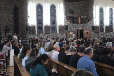 Nem a Chuva atrapalhou a FÃ© dos filhos de Nossa Senhora, que lotaram o SantuÃ¡rio para o Ãºltimo dia da Novena da Padroeira