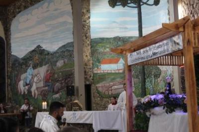 Nem a Chuva atrapalhou a FÃ© dos filhos de Nossa Senhora, que lotaram o SantuÃ¡rio para o Ãºltimo dia da Novena da Padroeira