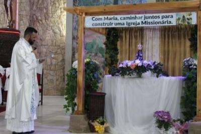 Nem a Chuva atrapalhou a FÃ© dos filhos de Nossa Senhora, que lotaram o SantuÃ¡rio para o Ãºltimo dia da Novena da Padroeira