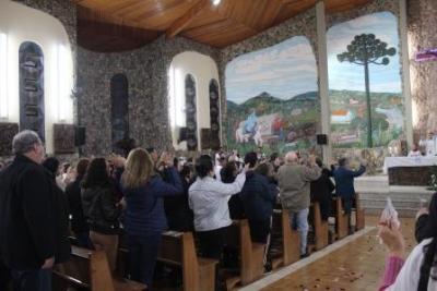 Nem a Chuva atrapalhou a FÃ© dos filhos de Nossa Senhora, que lotaram o SantuÃ¡rio para o Ãºltimo dia da Novena da Padroeira