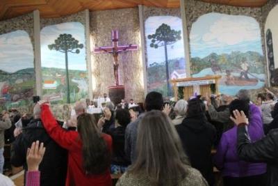 Nem a Chuva atrapalhou a FÃ© dos filhos de Nossa Senhora, que lotaram o SantuÃ¡rio para o Ãºltimo dia da Novena da Padroeira