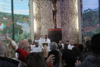 Nem a Chuva atrapalhou a FÃ© dos filhos de Nossa Senhora, que lotaram o SantuÃ¡rio para o Ãºltimo dia da Novena da Padroeira