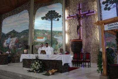 Nem a Chuva atrapalhou a FÃ© dos filhos de Nossa Senhora, que lotaram o SantuÃ¡rio para o Ãºltimo dia da Novena da Padroeira