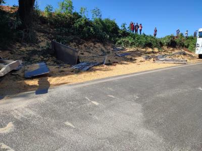 Virmond: Carreta de Nova Laranjeiras tomba na BR 277