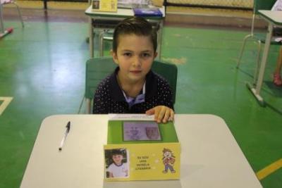 Noite de AutÃ³grafos dos alunos do Jardim 2 da Escola AluÃ­sio Maier foi um verdadeiro sucesso