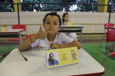 Noite de AutÃ³grafos dos alunos do Jardim 2 da Escola AluÃ­sio Maier foi um verdadeiro sucesso
