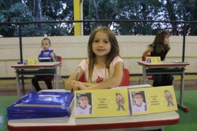 Noite de AutÃ³grafos dos alunos do Jardim 2 da Escola AluÃ­sio Maier foi um verdadeiro sucesso