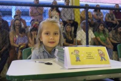 Noite de AutÃ³grafos dos alunos do Jardim 2 da Escola AluÃ­sio Maier foi um verdadeiro sucesso