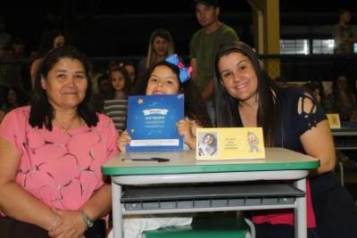 Noite de AutÃ³grafos dos alunos do Jardim 2 da Escola AluÃ­sio Maier foi um verdadeiro sucesso