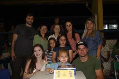 Noite de AutÃ³grafos dos alunos do Jardim 2 da Escola AluÃ­sio Maier foi um verdadeiro sucesso