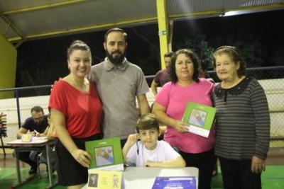 Noite de AutÃ³grafos dos alunos do Jardim 2 da Escola AluÃ­sio Maier foi um verdadeiro sucesso