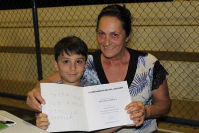 Noite de AutÃ³grafos dos alunos do Jardim 2 da Escola AluÃ­sio Maier foi um verdadeiro sucesso