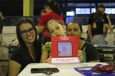 Noite de AutÃ³grafos dos alunos do Jardim 2 da Escola AluÃ­sio Maier foi um verdadeiro sucesso