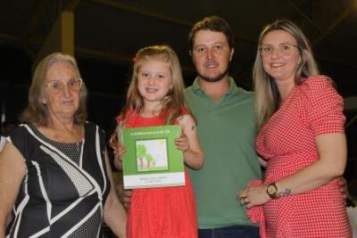 Noite de AutÃ³grafos dos alunos do Jardim 2 da Escola AluÃ­sio Maier foi um verdadeiro sucesso