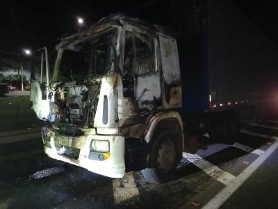Cantagalo: CaminhÃ£o pega fogo na BR 277 