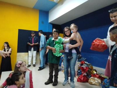 Centro da Juventude de Laranjeiras do Sul realizou a Campanha FaÃ§a uma CrianÃ§a Feliz neste Natal