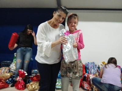 Centro da Juventude de Laranjeiras do Sul realizou a Campanha FaÃ§a uma CrianÃ§a Feliz neste Natal