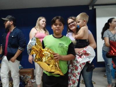 Centro da Juventude de Laranjeiras do Sul realizou a Campanha FaÃ§a uma CrianÃ§a Feliz neste Natal