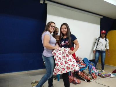 Centro da Juventude de Laranjeiras do Sul realizou a Campanha FaÃ§a uma CrianÃ§a Feliz neste Natal