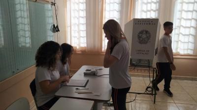 Com urna eletrÃ´nica, ColÃ©gio Laranjeiras realiza eleiÃ§Ã£o do GrÃªmio Estudantil