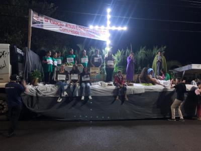Milhares de FiÃ©is participaram da ProcissÃ£o Luminosa em Laranjeiras do Sul