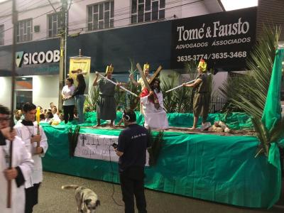 Milhares de FiÃ©is participaram da ProcissÃ£o Luminosa em Laranjeiras do Sul